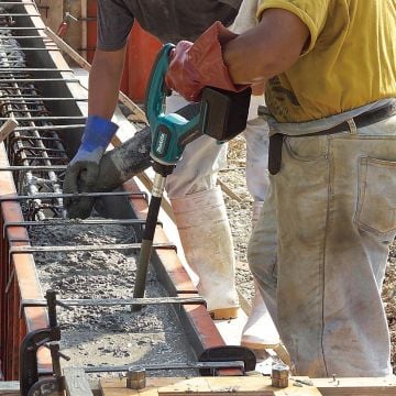 Makita Akülü Beton Vibratörü DVR350RFE (2 x 3,0 Ah Akü)